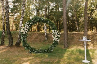 Çiçekli düğün dekoru. Yeni evliler için güzel bir kemer..