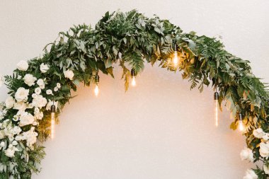 Çiçekli düğün dekoru. Yeni evliler için güzel bir kemer..