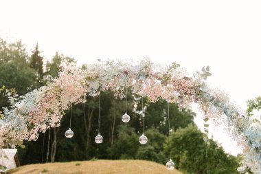 Çiçekli düğün dekoru. Yeni evliler için güzel bir kemer..