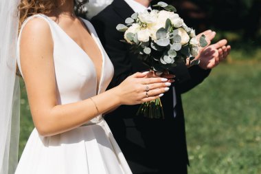 Düğün fotoğrafı günü. Gelin ve damat el ele tutuşur.