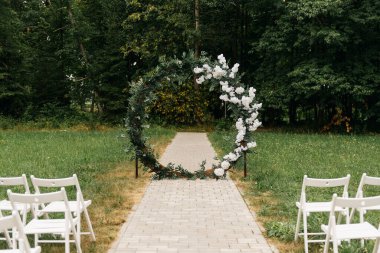 Çiçekli düğün dekoru. Yeni evliler için güzel bir kemer..