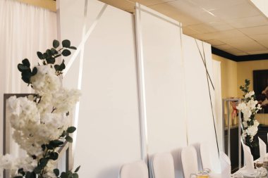 Zarif düğün masası düzenlemesi, çiçek süsü.