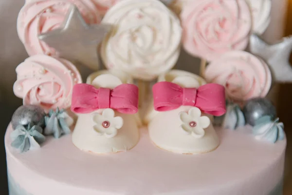 女の子の誕生日やお祝いのためのピンクとグレーの色で子供の靴と天然成分で作られた美しいケーキ — ストック写真
