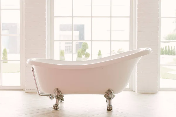 美しい明るいインテリアのお風呂は窓にあります — ストック写真