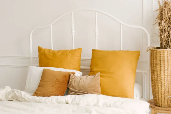 Όμορφο Εσωτερικό Φως Σκανδιναβικό Στυλ Λευκό Κρεβάτι Διακόσμηση Παράθυρο — Φωτογραφία Αρχείου