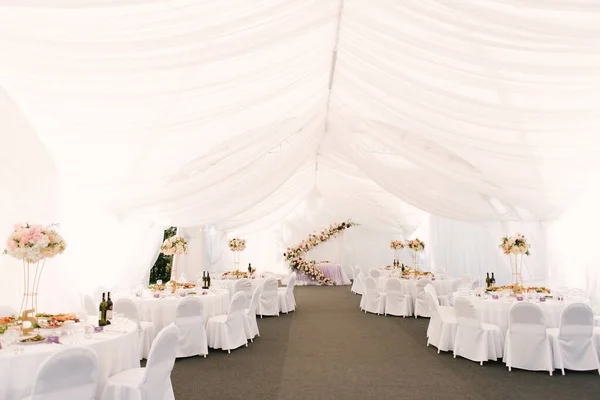 Luxuriöses Hochzeitsessen Einem Großen Schönen Zelt Wunderschönes Dekor Für Die — Stockfoto