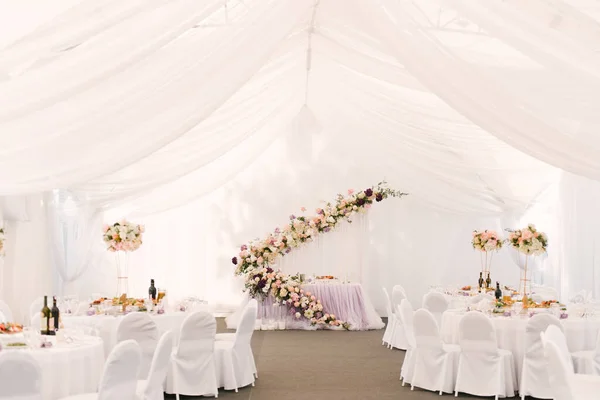 Luxuriöses Hochzeitsessen Einem Großen Schönen Zelt Wunderschönes Dekor Für Die — Stockfoto