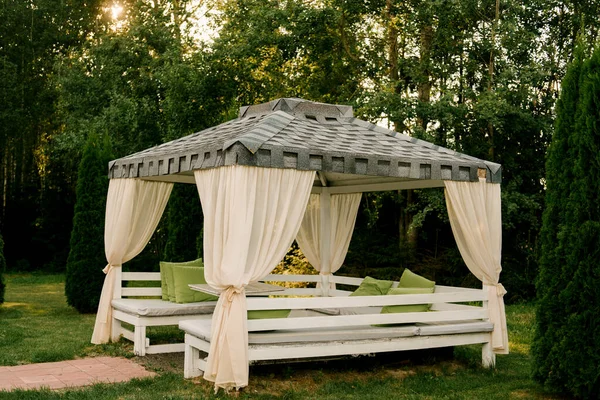 Terrazza Gazebo Estivo Con Divani Esterni Legno Bianco Tetto Tende — Foto Stock