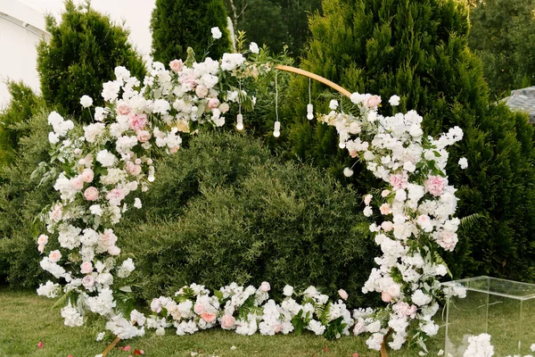 Decoração Casamento Com Flores Arco Bonito Para Registro Dos Recém — Fotografia de Stock