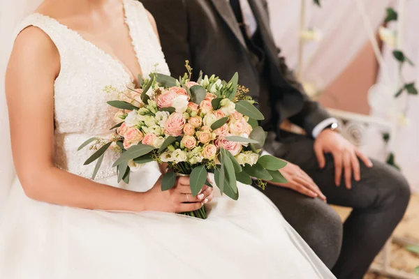 Dia Foto Casamento Noiva Noivo Dão Mãos — Fotografia de Stock