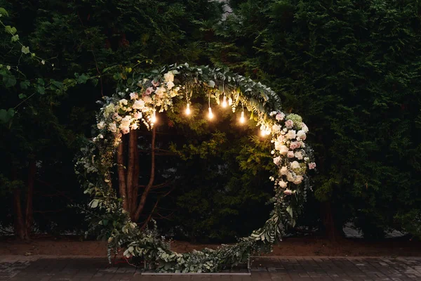 Hermoso Arco Bodas Con Luces Retro Decoradas Con Flores Nocturnas —  Fotos de Stock