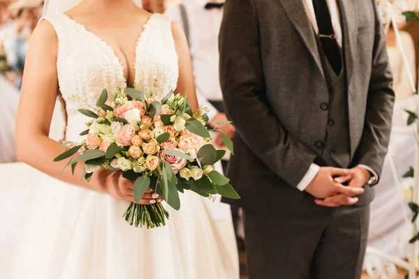 Huwelijksfoto Dag Bruid Bruidegom Houden Elkaars Hand Vast — Stockfoto