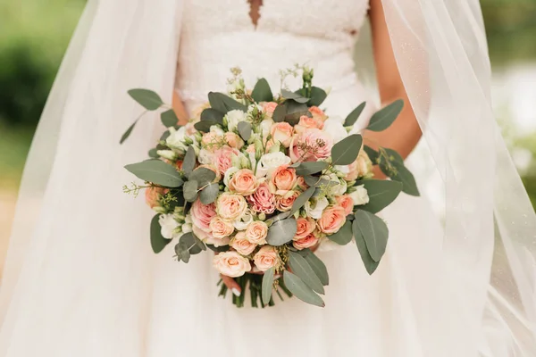 Bouquet Mariage Aux Couleurs Pastel Entre Les Mains Mariée Roses — Photo