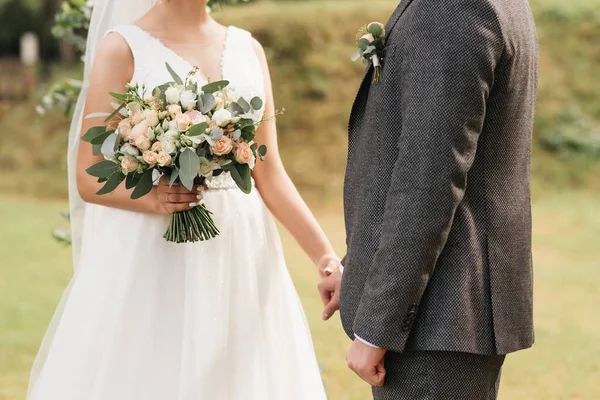 Hochzeitstag Braut Und Bräutigam Halten Händchen — Stockfoto