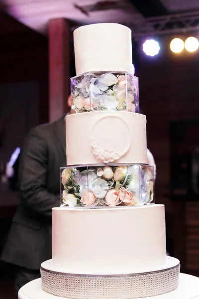 Luksusowy Duży Biały Wielopoziomowy Tort Podświetlanymi Poziomami Szkła Ozdobiony Świeżymi — Zdjęcie stockowe
