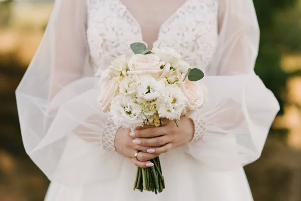 Buquê Casamento Cores Pastel Nas Mãos Noiva Rosas Eustoma Peônias — Fotografia de Stock