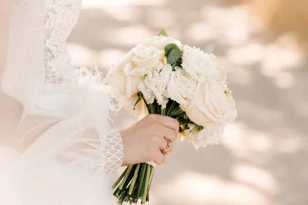 Buquê Casamento Cores Pastel Nas Mãos Noiva Rosas Eustoma Peônias — Fotografia de Stock