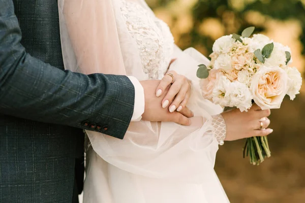 Ślubne Zdjęcie Państwo Młodzi Trzymają Się Ręce — Zdjęcie stockowe