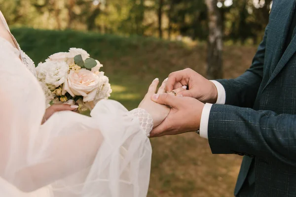 Brudens Och Brudgummens Händer Byter Vigselringar — Stockfoto