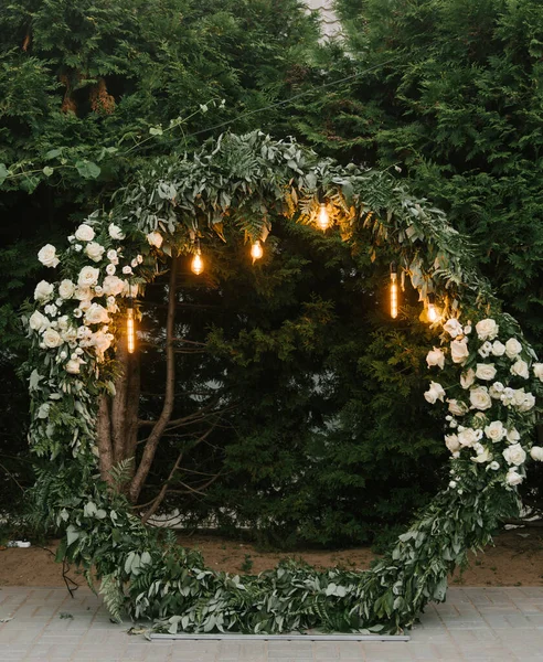 Hermoso Arco Bodas Con Luces Retro Decoradas Con Flores Nocturnas —  Fotos de Stock