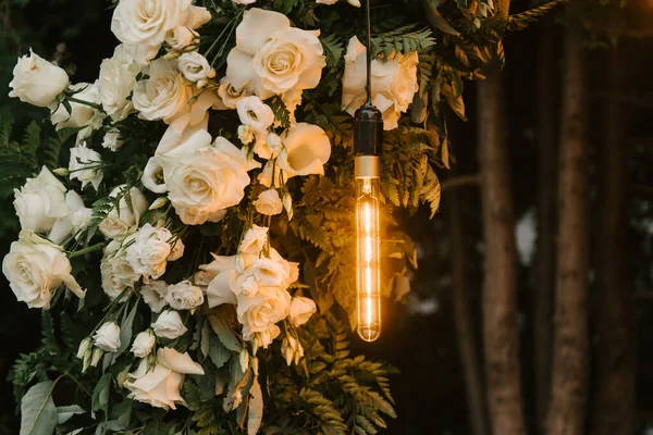 Hermoso Arco Bodas Con Luces Retro Decoradas Con Flores Nocturnas —  Fotos de Stock