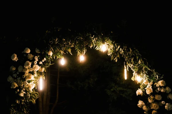 Hermoso Arco Bodas Con Luces Retro Decoradas Con Flores Nocturnas —  Fotos de Stock