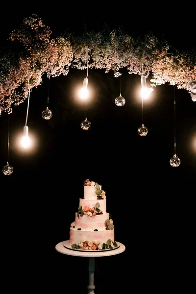Розкішний Весільний Ярусний Білий Торт Прикрашений Квітами Фото Вночі Тлі — стокове фото