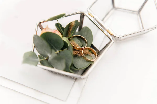 Anéis Casamento Uma Caixa Vidro São Preparados Para Cerimônia Registro — Fotografia de Stock