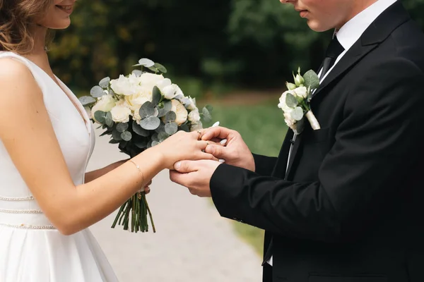 新娘和新郎的手交换结婚戒指 — 图库照片