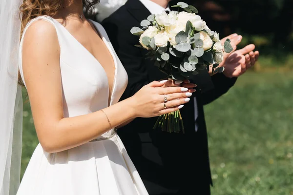 Dia Foto Casamento Noiva Noivo Dão Mãos — Fotografia de Stock