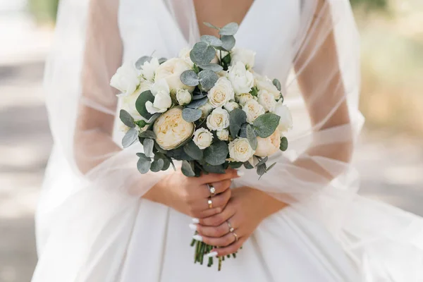 Buquê Casamento Cores Pastel Nas Mãos Noiva Rosas Eustoma Peônias — Fotografia de Stock