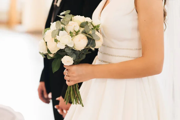 Huwelijksfoto Dag Bruid Bruidegom Houden Elkaars Hand Vast — Stockfoto