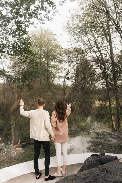 Image Jeune Couple Heureux Amoureux Extérieur Avec Tente Dans Camping — Photo