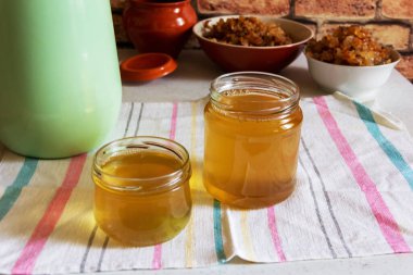 Mutfak masasındaki cam kavanozlarda yeni hazırlanmış kaz yağı.