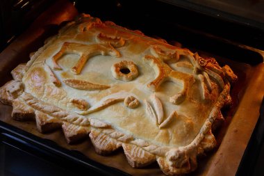 Evde kapalı etli turta hazırlama.