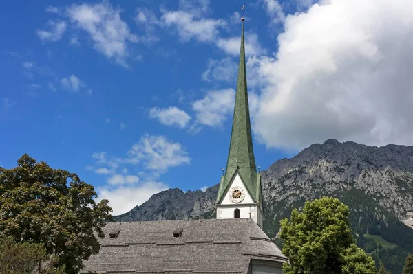 天主教教区教堂塔 Wilder Kaiser Wild Kaiser Scheffau Wilden Kaiser Tyrol Austria — 图库照片