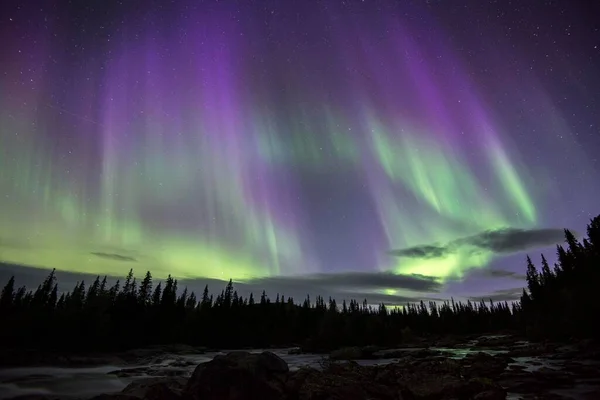 Northern Lights Aurora Borealis Sobre Rio Gamajhk Kamajkk Kvikkjokk Lapônia — Fotografia de Stock