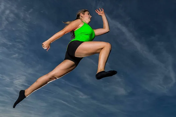 Mujer Joven Años Saltando Contra Cielo Nocturno — Foto de Stock