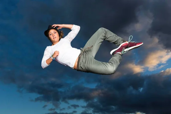 Jonge Vrouw Jaar Oud Springend Lucht Tegen Avondhemel — Stockfoto