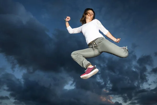 Jovem Anos Pulando Contra Céu Noturno — Fotografia de Stock