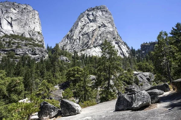 View Trail Emerald Pool Broderick Left Liberty Cap Middle Yosemite — Stock Photo, Image