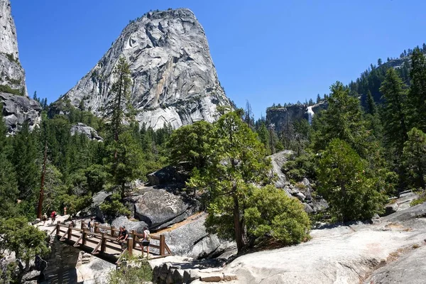 Footpath Emerald Pool Bridge Merced River Front Liberty Cap Yosemite — Stock Photo, Image