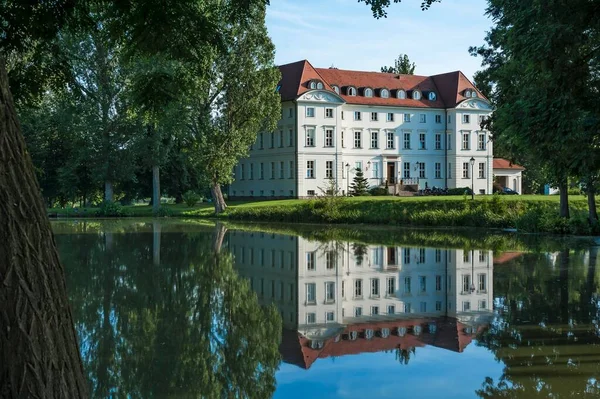 Schloss Wedendorf Postavený Roce 1679 Nyní Hotel Rybník Vpředu Wedendorf — Stock fotografie