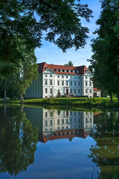 Schloss Wedendorf Postavený Roce 1679 Nyní Hotel Rybník Vpředu Wedendorf — Stock fotografie