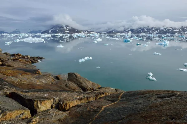 Eisbergtreiben Johan Petersen Fjord Kalaallit Nunaat Ostgrönland Grönland Nordamerika — Stockfoto