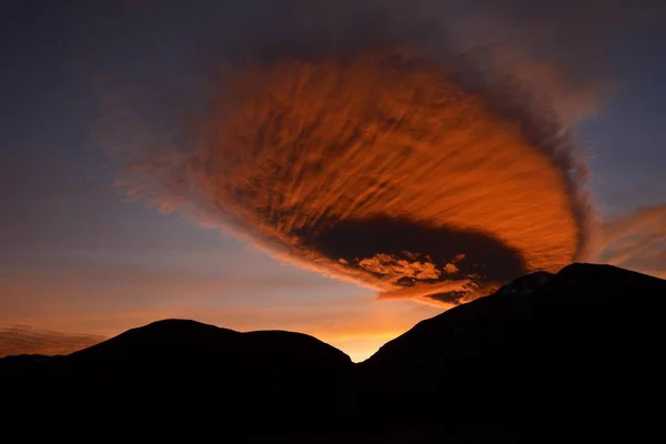阿尔卑斯山 安第斯山脉上方炽热的红云 免版税图库照片