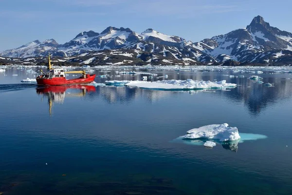 Roter Frachter Auf Kreuzfahrt Durch Kong Oscar Havn Ammassalik Island — Stockfoto