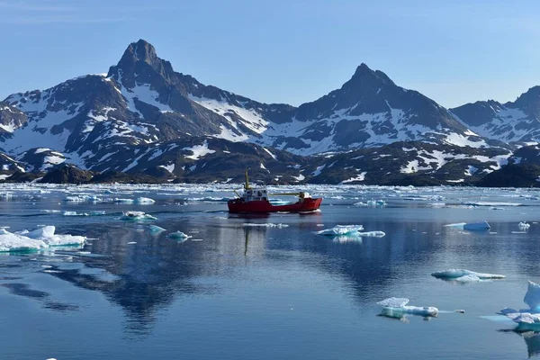 Kryssning Med Röda Fraktfartyg Genom Kong Oscars Havn Ammassalik Island — Stockfoto