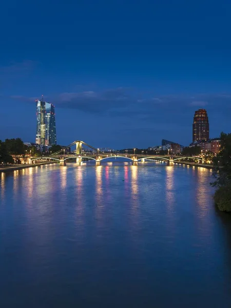 德国法兰克福 欧洲等地的主要河流与欧洲央行 欧洲央行的夜景 — 图库照片