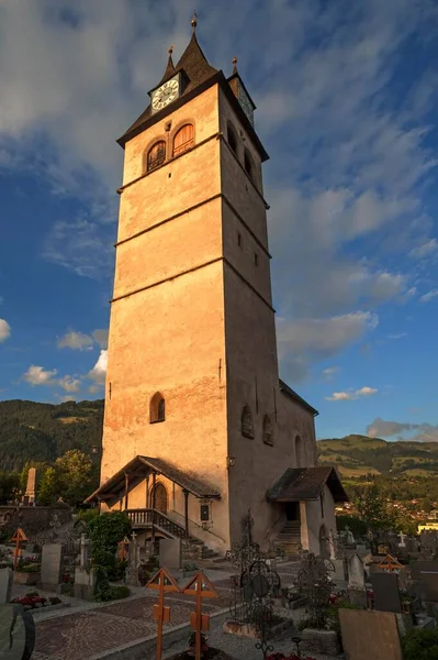 奥地利蒂罗尔Kitzbhel区黄昏灯下的圣母教堂塔 — 图库照片